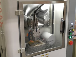 岐阜県多治見市の歯科技工所トーノーデンタルラボラトリーでは、設計や加工をコンピューターを使って製作する歯科用CAD/CAMシステムを導入しています。スキャナーはMEDIT社、ミリングマシンはモディアシステムズ社の製品を使用しています。