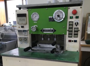 岐阜県多治見市の歯科技工所トーノーデンタルラボラトリーでは、完全無分割法の義歯製作システム「コスモスデンチャーシステム」を導入。コスモス無分割重合・充填システムによる重合作業とワンピースキャストシステムによる鋳造作業にわかれ、作業の効率化を図っています。