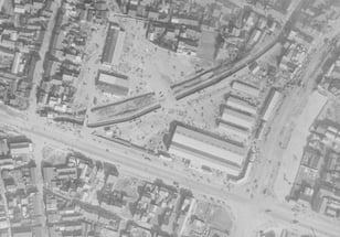 市場開設当初は開渠のままだった。並行しているのは古川