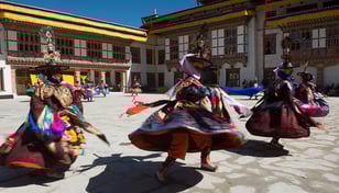 Reise von West nach Ost durch Bhutan, Maskentänze und Klosterfeste in Mongar und Trashigang
