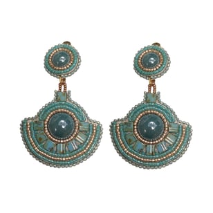 Boucles d'oreilles brodées main en couleur céladon