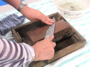 裏返して同様に研ぎます