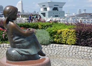 赤い靴はいてた女の子像