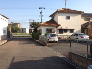 弊所の斜向かい契約駐車場の１番に駐車可能です。