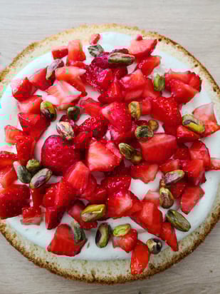 Intérieur du gâteau : ganache chocolat blanc pistache, morceaux de fraises et pistaches