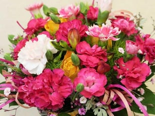 宮子花園では、母の日ギフトの一つで華やかな花束を全国発送しています。