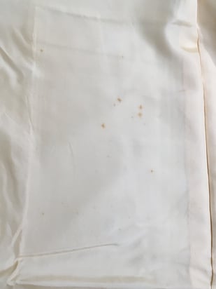 正絹着物の胴裏に現れた長期保存による老化現象のひとつ、ポツポツ変色黄変の画像　これだけのポツポツ変色があるなら改善したい希望が強ければ胴裏生地交換が幸せを呼びます。