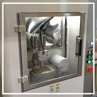 岐阜県多治見市の歯科技工所トーノーデンタルラボラトリーでは、ラボならではの豊富な設備を揃えております。最新のCAD/CAMシステム（MEDIT、モディアシステムズ）、コスモスデンチャーシステムによるシステム化された重合方法での製作。IQ（クルツァージャパン）や数台のポーセレンファーネスなど、院内ラボや個人ラボでは叶わない豊富な設備で多くの歯科医院様にご満足いただける製品を作っております。