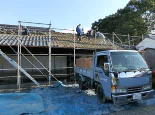 瓦下の土を降ろします