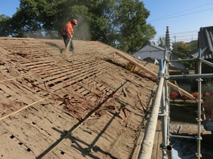 杉皮をはがします
