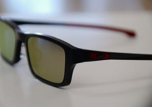 オークリー・シャンファータレックス）を組み合わせたサングラスです。レンズにはトゥルービューフォーカス/ゴールドミラーを合わせることで、趣味の釣りだけでなく普段からもオシャレに掛けていただける仕上がりになりました。