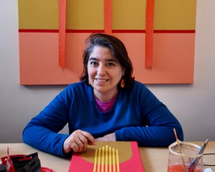 Imagen destacada google Maria de la Vega en su taller de arte