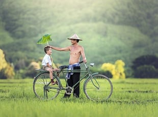 Vater und Sohn sind mit dem Rad unterwegs
