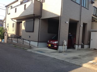 敷地内に１台ございます。