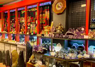 豊富な風水アイテム、天然石を扱っております