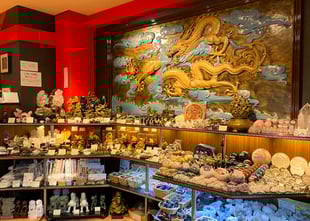 当店だけの大きな五爪龍が出迎えます