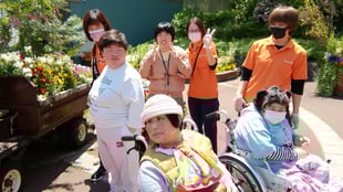 大阪府堺市　生活介護　絆あけぼの 外出時の様子