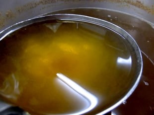 味の決め手！和風だし。このだしと中華の鶏ガラスープを合わせています。