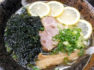 ランチ営業にて提供しています。召し上がりながら、レモンをつぶしていくとサッパリとした味わいに変化していきます。