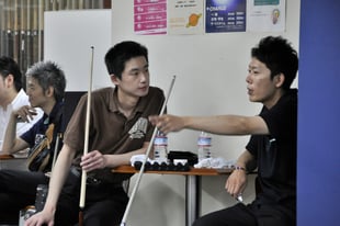 西嶋プロ（右）にアドバイスを求める平野プロ（左）に