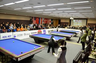 会場の霞が関ビル1Fプラザホール。テーブルは4台。奥のスクリーンには全台のリアルタイムスコアが