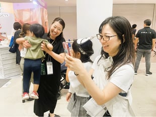 保護者の方も興味津々です