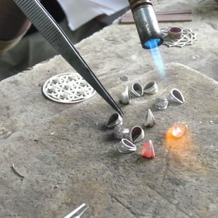 Löten von Anhängern beim Goldschmied 