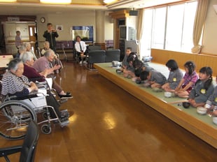 園児さんたちもお抹茶をいただきました