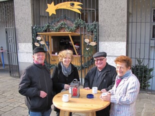 Punsch vor der Kirche als Alternative zum Kaffeehaus im Pfarrsaal. Foto vom ersten Adventsonntag 2015.