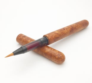 筆ペン　習字　エフスタイル　ハンドメイド　メイドインジャパン　日本製　木製　木のボールペン 　銘木材　温もり　心 のこもった　贈りもの　入学　 就職　お祝い　プレゼント　父の日　ギフト　母の日　敬老の日　ご褒美　男　こだわり 　ウッド　おしゃれ　おすすめ　オフィス　オリジナル　かわいい　岐阜　クラフト 　手づくり　 クリスマス　 ネット　メンズ 　ステキ 　 会社 　工房 　高級 　作家 　作品 　手作り 　種類　小物　職人　人気　製品　専門　珍しい　通販　文具　面白い