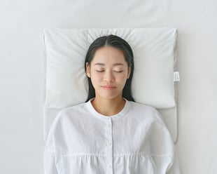 もっと首楽寝プレミアムで眠る女性の写真