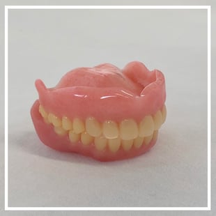 岐阜県多治見市の歯科技工所トーノーデンタルラボラトリーでは、CAD/CAM冠など保険歯冠、ジルコニアやeプレス、メタルボンドなど自費歯冠、保険義歯、金属床やノンクラスプデンチャーなど自費義歯など、自費から保険まで幅広く取り扱っております。