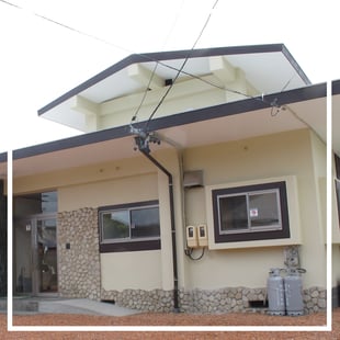 岐阜県多治見市の歯科技工所トーノーデンタルラボラトリーでは、平成27年より新社屋に移設、広く綺麗なラボです。技工室はワックスアップの部屋と金属を削る部屋を分けています。またポーセレン室も別にあり、不純物が混ざらないようにしています。