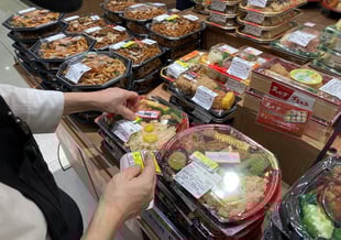 対象商品に値引きシールを貼付