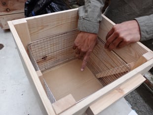 コンポストBOX内側の金網は、湿気を逃がし、適度な通気性を確保するためのもの 