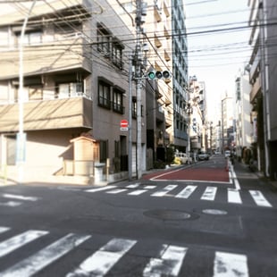 右折をしてしばらく直進をして頂くと信号機が見えてきますので渡ってから左折して下さい。