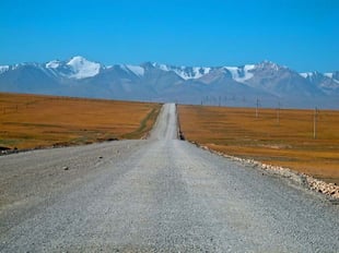 hinter diesen Bergen beginnt China