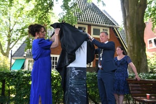 Onthulling met de burgemeester van Twenterand Hans Broekhuizen.