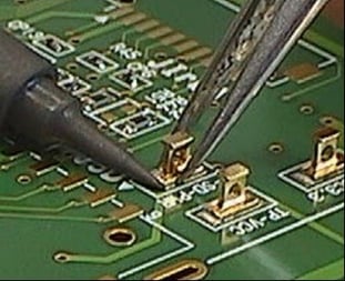 手はんだ実装（手付け実装）の様子