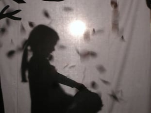 In einem Schattentheater spielen die Kinder die Geschichte vom "Sterntaler".