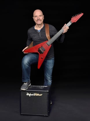 Roberto D’Agostini mit seiner V by GuitarZ