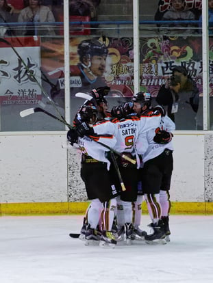 ゴールを喜ぶアイスバックス