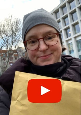 Huberta Weigl mit Kuvert