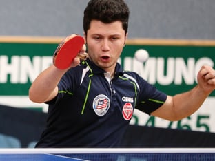 Mahdi Ahmadian von Baden mit unkonventioneller Schlägerhaltung aus europäischer Sicht. Foto: Österreichische Tischtennis Bundesliga / Franz Krestan 