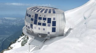Refuge du gouter dans le massif du Mont Blanc, avec ses centrales photovoltaïques. Le projet de Saucats en Gironde est monstrueux.