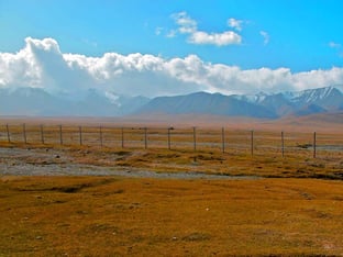 über 40 km zieht sich der Grenzzaun