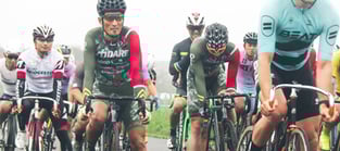 スタートラインに集まる選手たち