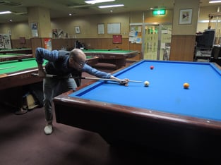 箱球を撞く水内誠ニプロ(JPBF)