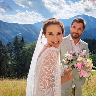Sarah von Neuburg mit ihrem Ehemann bei der Hochzeit.
