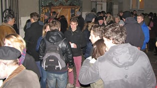 Nach der Christmette war der Ansturm auf die Punschhütte groß.